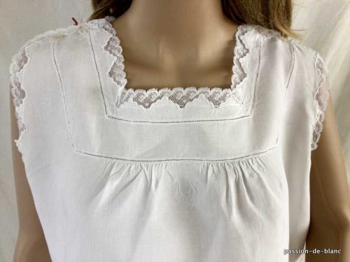 LINGE ANCIEN – Merveilleuse chemise de jour avec fines broderies et fine dentelle genre Valenciennes sur fil de lin