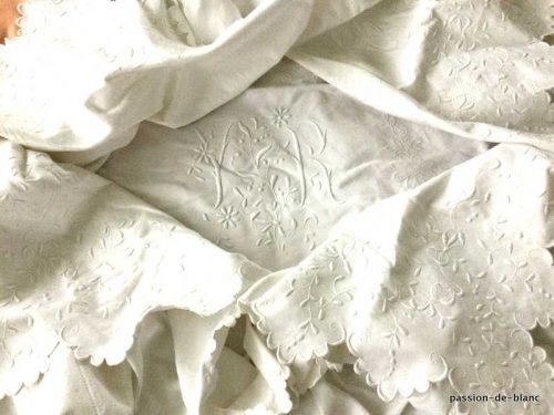 Linge ancien – Très belle et grande couverture de mariage festonnée en piqué de coton avec monogramme YR