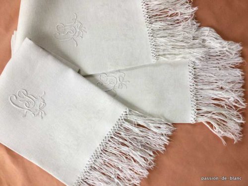 LINGE ANCIEN – Lot de 3 belles et grandes serviettes d’invités en lin fin avec imonogramme CR et franges nouées