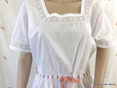 LINGE ACIEN – Charmante chemise de nuit bien féminine enjolivée de dentelle sur toile de mousseline coton