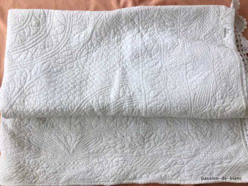 Linge ancien – Superbe couverture Provencale genre boutis main pur coton tissu blanc