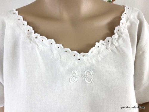 LINGE ANCIEN – Belle chemise de jour brodée main sur toile de lin fin avec manchons et monogramme JC