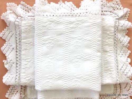 LINGE ANCIEN – Belle enveloppe de taie en piqué de coton épais et dentelle au crochet