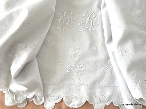 LINGE ANCIEN – Merveilleux drap festonné avec branchages fleuris et monogramme ER sur toile de lin blanc fin