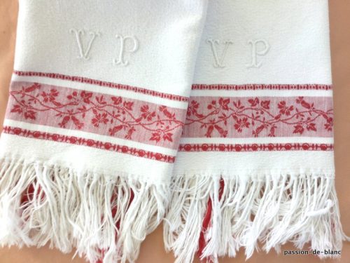 LINGE ANCIEN – Lot de 2 superbes grandes serviettes de toilette en coton liteau motifs rouges et mono VP