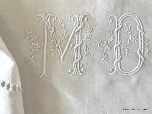 LINGE ANCIEN – Superbe grand drap en lin fin avec magnifique travail de broderie pour le monogramme MD
