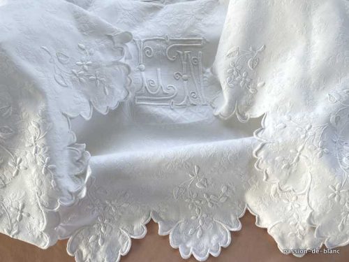Linge ancien – Belle et grande couverture en piqué de coton avec festons brodés et monogrammes CN