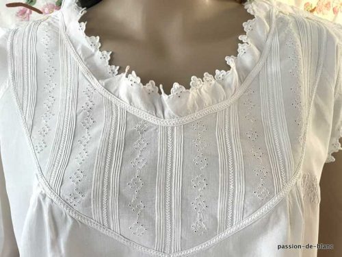 LINGE ANCIEN – Belle chemise de nuit ou de jour avec empiécement plis nervurés et broderie sur lin fin