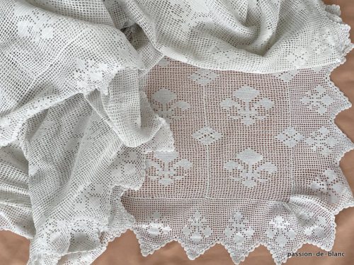 LINGE ANCIEN – Grand et beau dessus de lit ou couverture au crochet d’art en fil de coton fin avec  fleurs de lys