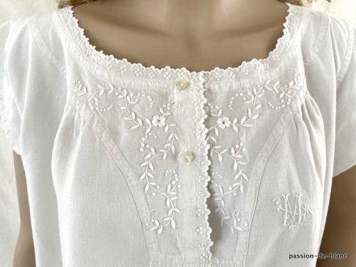 LINGE ANCIEN – Merveilleuse chemise de jour avec empiécement brodé de fleurs sur toile de lin fin
