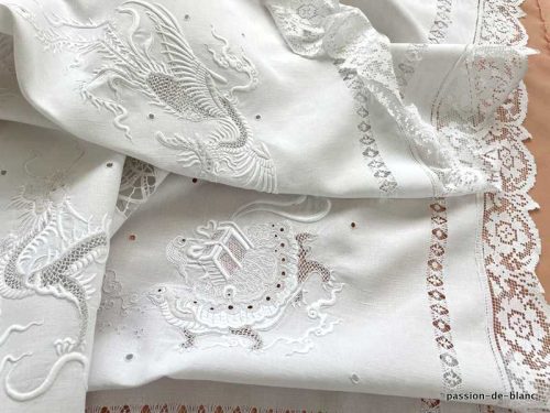 LINGE ANCIEN – Belle nappe avec dragons brodés main sur toile de lin fin Indochine