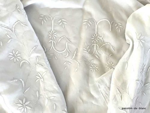 LINGE ANCIEN – Merveilleux grand drap en fil de lin avec broderie de branchages fleuris et imposant monogramme LF