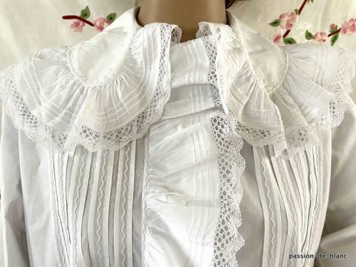 LINGE ANCIEN – Superbe chemise de nuit avec col et poignets avec volants et dentelles sur toile de coton