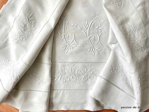 LINGE ANCIEN – Superbe drap brodé sur toile de lin avec monogramme LC et retours brodés