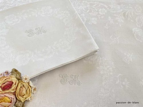 LINGE ANCIEN – Lot 7 merveilleuses serviettes tables en damassé de fil de lin au décor printanier et monogramme GM