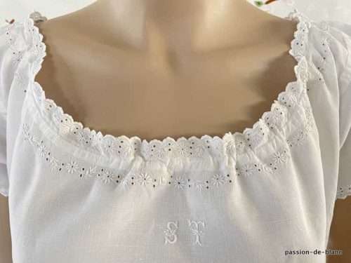 LINGE ANCIEN – Belle chemise de nuit ou de jour brodée main sur toile de lin bien fine avec fleurettes