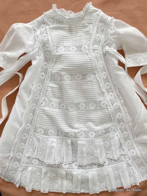 LINGE ANCIEN – Jolie robe en linon avec broderie blanche petits plis et dentelle pour bapteme