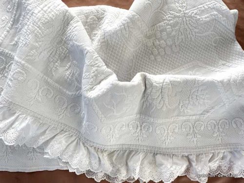 Linge ancieN – Somptueuse couverture en piqué blanc avec imposant relief motifs de grappes de raisin
