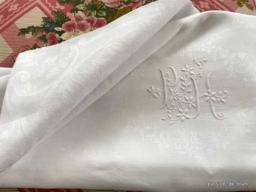 LINGE ANCIEN – Belle nappe en damassé de lin fin avec motifs floraux et monogramme PH brodé main