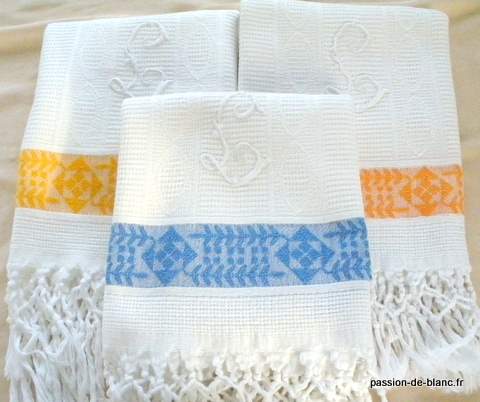 LINGE ANCIEN – 3 serviettes de toilette nid d’abeilles blanches avec bande couleur frangées et chiffrées