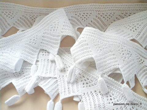 LINGE ANCIEN Jolie dentelle tricotée aux aiguilles avec du fil très fin