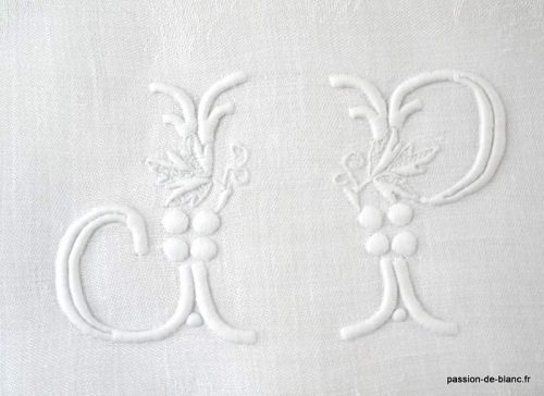 LINGE ANCIEN – Joli monogramme ancien brodé sur fil de lin pour couture et patchwork