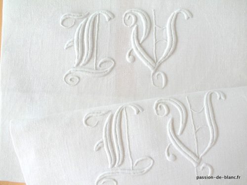 LINGE ANCIEN – Lot de 2 monogrammes anciens brodés sur damassé de fil de lin  pour couture et patchwork