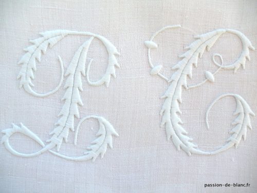 LINGE ANCIEN – Superbe monogramme PC ancien brodé sur fil de lin pour couture et patchwork