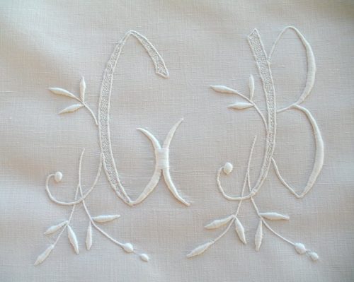 LINGE ANCIEN – Beau monogramme ancien CB brodé main sur lin et coton pour couture et patchwork