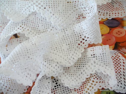 LINGE ANCIEN – Grand métage de plus de 7m de dentelle au crochet d’art réalisée avec un fil de coton blanc