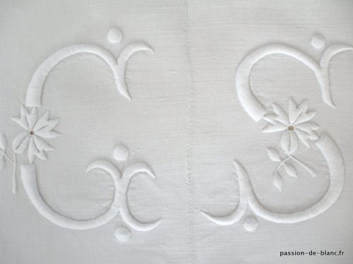 LINGE ANCIEN – Merveilleux monogramme CS brodé main avec imposant relief sur lin pour couture