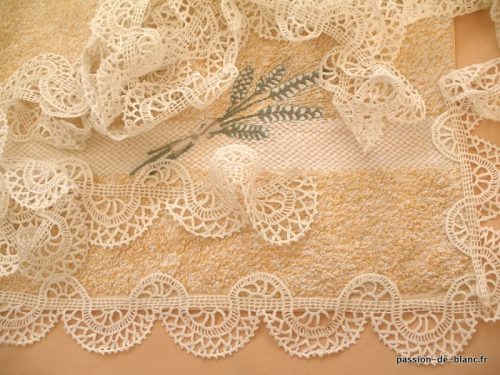 LINGE ANCIEN – Belle et originale dentelle festonnée réalisée au crochet d’art