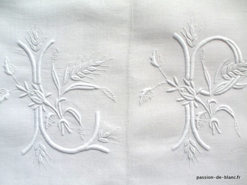 LINGE ANCIEN – Merveilleux monogramme fleuri ancien LP brodé sur lin pour couture
