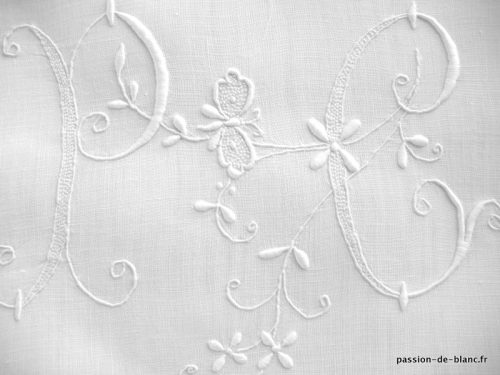 LINGE ANCIEN – Superbe monogramme PC rehaussé de feuillage et d’un papillon brodés sur toile de fil de lin pour couture