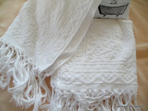 LINGE ANCIEN – 2  superbes serviettes de toilette éponge blanche avec frises et franges nouées