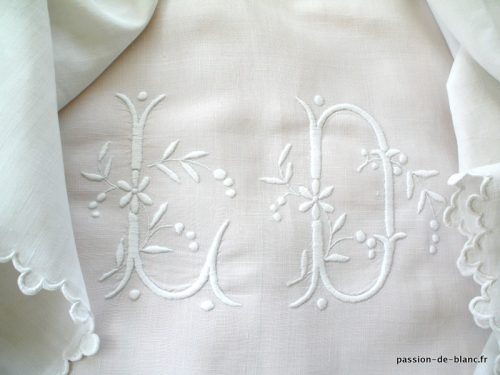 LINGE ANCIEN – Belle découverte de drap festonnée et brodée main sur toile de lin avec monogramme LD pour couture