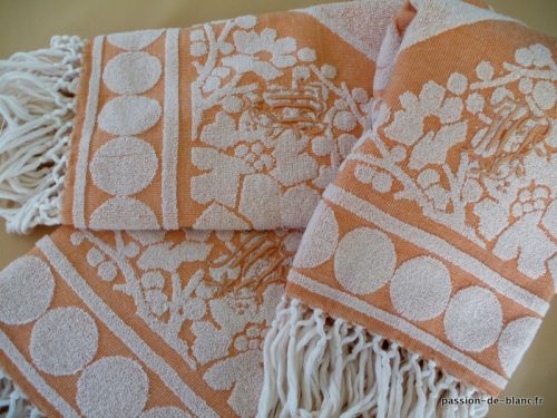 LINGE ANCIEN – 2 belles serviettes de toilette éponge orange et blanche avec frises et franges nouées