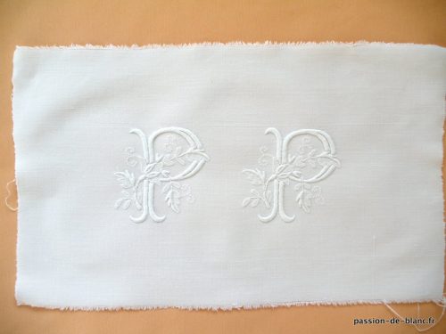 LINGE ANCIEN – Beau monogramme PP rehaussé de feuillage brodé sur toile de lin et coton pour couture