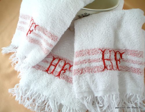 LINGE ANCIEN – 3 grandes serviettes éponge de toilette frangées et chiffrées HF avec liteaux rouges