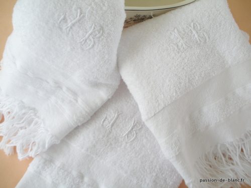 LINGE ANCIEN – 3 belles serviettes éponge blanche de toilette frangées et chiffrées JB