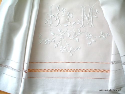 LINGE ANCIEN – Belle découverte de drap ancien brodé main avec imposant monogramme EM pour couture patchwork
