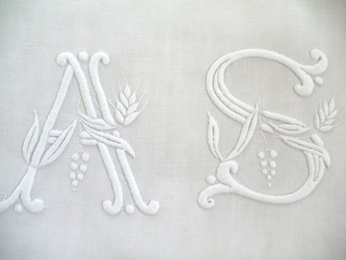 LINGE ANCIEN – Beau monogramme ancien AS brodé main sur lin pour couture et patchwork
