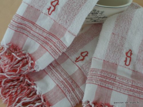 LINGE ANCIEN – 3 belles serviettes de toilette en éponge blanche et rouge avec franges et monogramme S