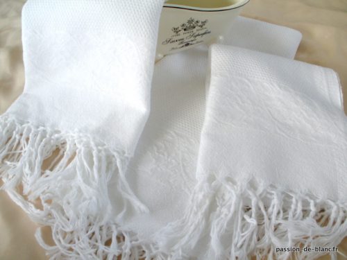 LINGE ANCIEN – 3 serviettes de toilette nid d’abeilles blanches avec frise et franges nouées