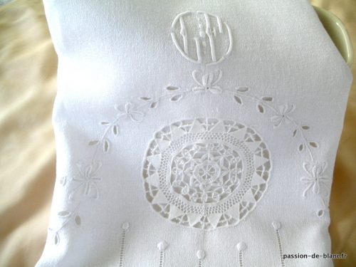 LINGE ANCIEN – Superbe serviette d’invité brodée main sur toile de fil de lin	 avec belles broderies