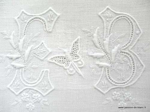 LINGE ANCIEN – Merveilleux monogramme ancien brodé sur damassé de fil de lin avec fleurs de lys  pour couture et patchwork