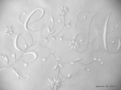 LINGE ANCIEN – Joli grand monogramme GM  brodé main rehaussé de branchages fleuris pour couture