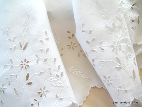 LINGE ANCIEN – Merveilleux bas de jupe festonné avec fleurs à l’Anglaise et épis de blé brodée main sur lin fin pour couture et patchwork
