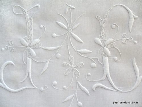 LINGE ANCIEN -Grand monogramme JC rehaussé de feuillages avec trèfles brodé sur toile de fil de lin pour couture et patchwork