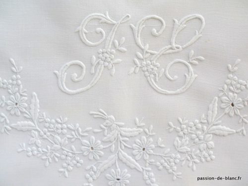 LINGE ANCIEN – Merveilleux monogramme JE ancien brodé sur fil de lin avec guirlande fleurie  à imposant relief pour couture et patchwork